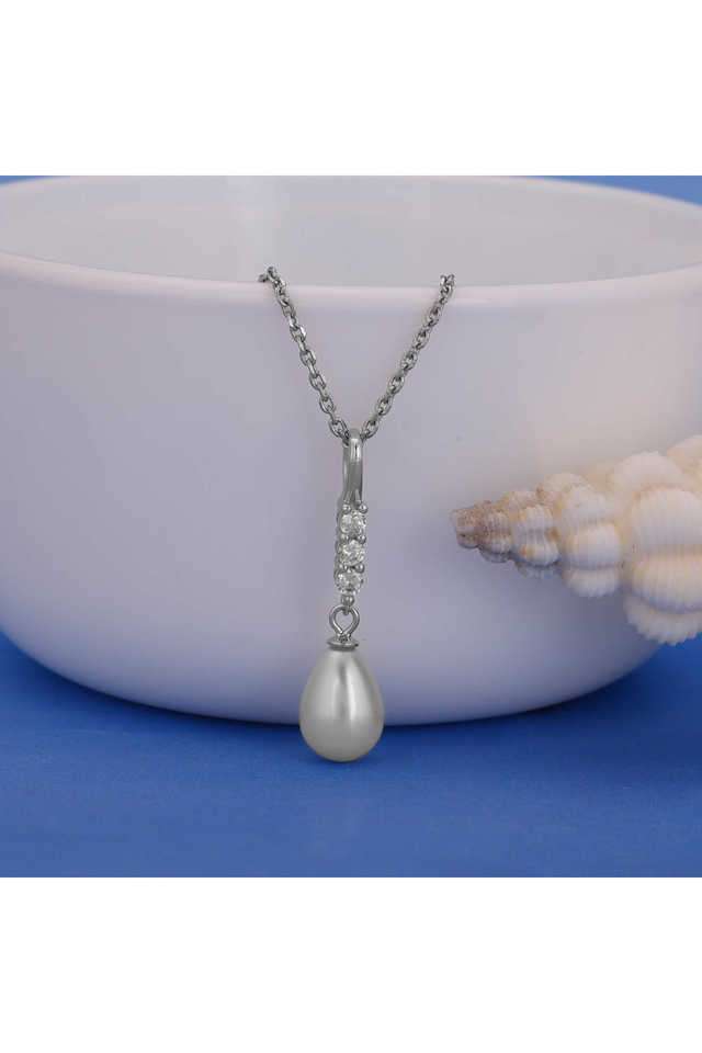 Anushka-Sharma-Silver-Drop-Of-Pearl-Pendant