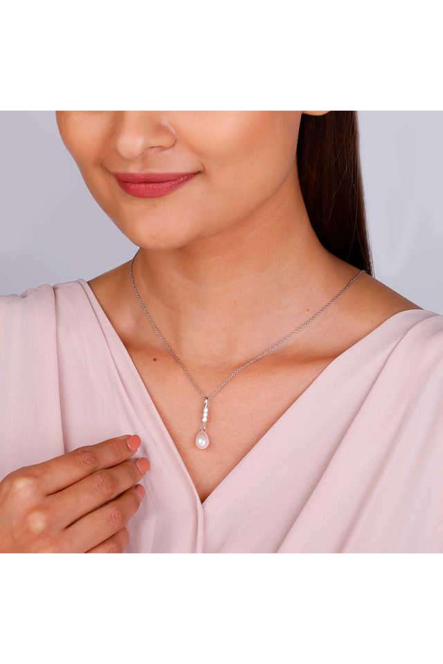 Anushka-Sharma-Silver-Drop-Of-Pearl-Pendant