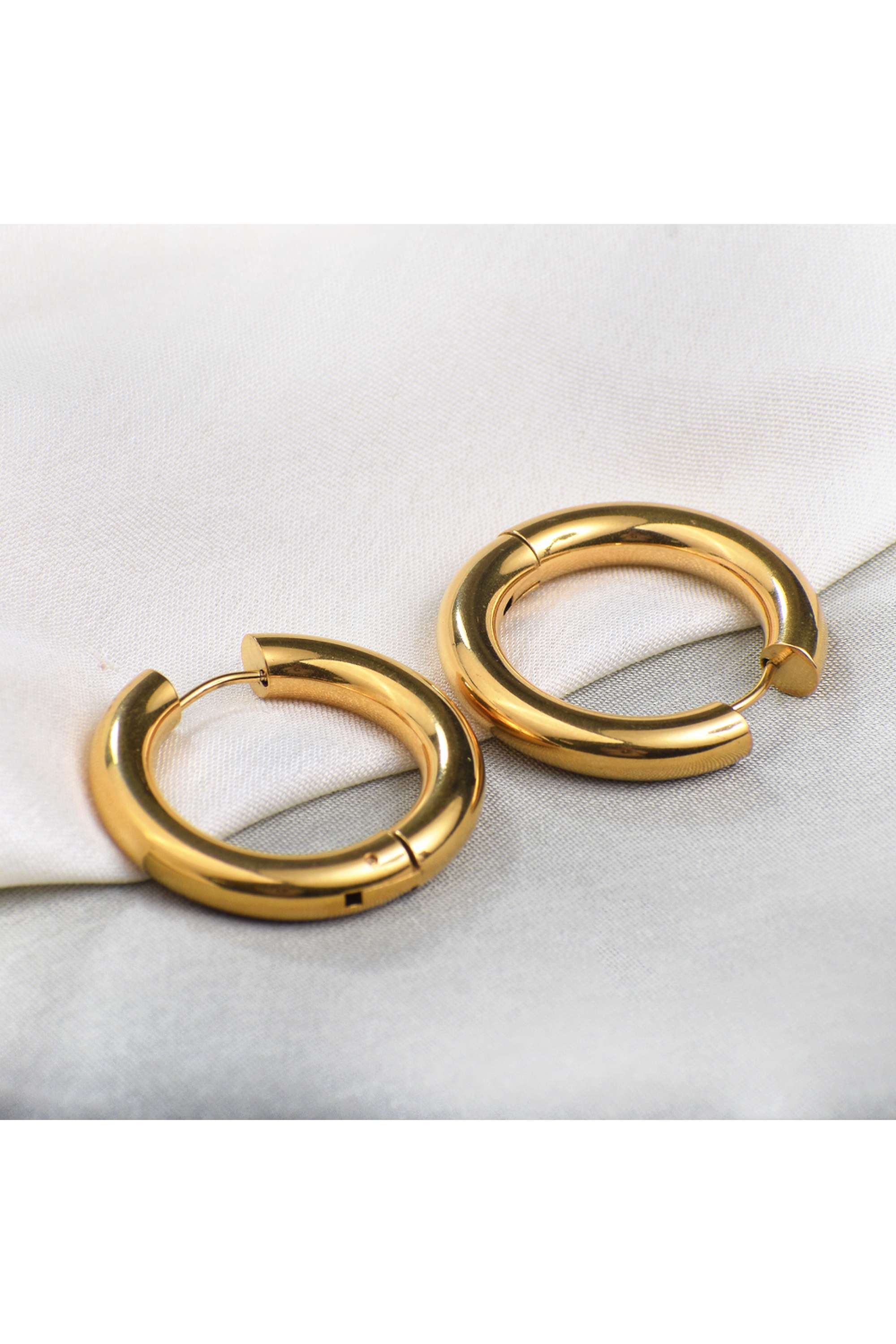 18k-Gold-Plated-Classic-Round-Hoop-Earrings-for-Womens-Waterproof-&-Anti-Tarnish