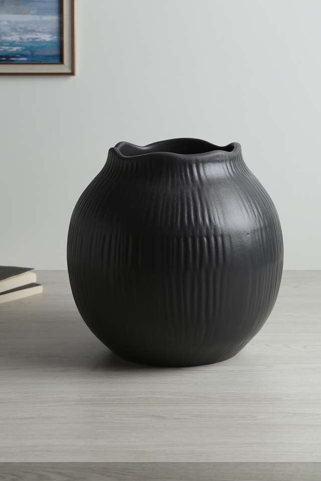 Sand-Dunes-Black-Vase-Round