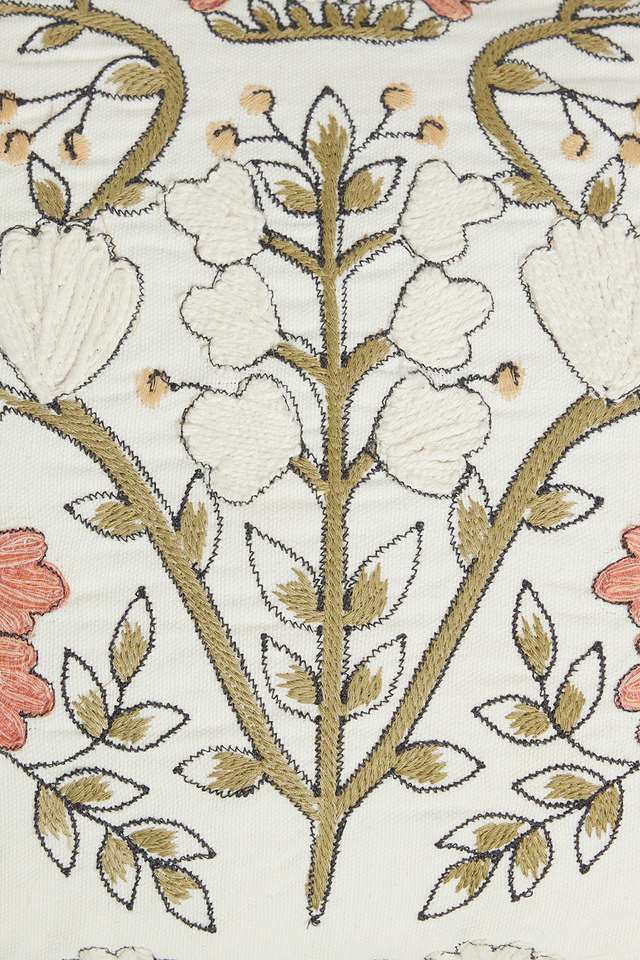 Kalamkari-Floral-Trail-Offwhite-30-x-45-cm