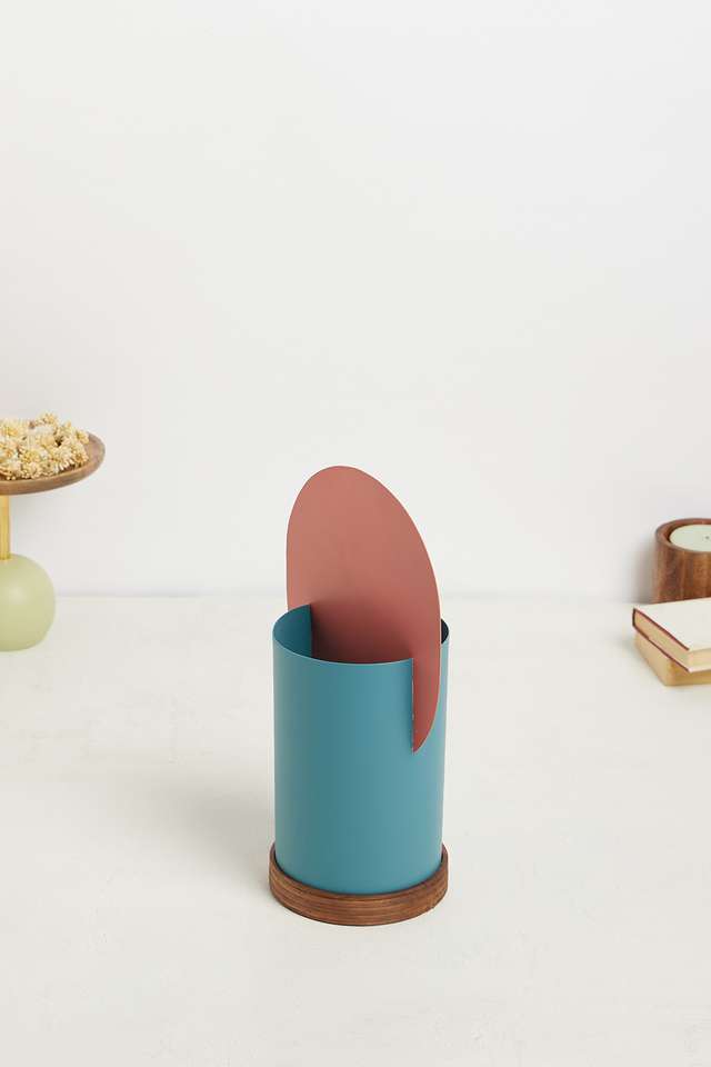 Pop-Art-Escape-Inserted-Capsule-Vase