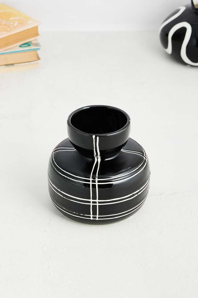 Modern-Felix-Stout-Hourglass-Vase-Black