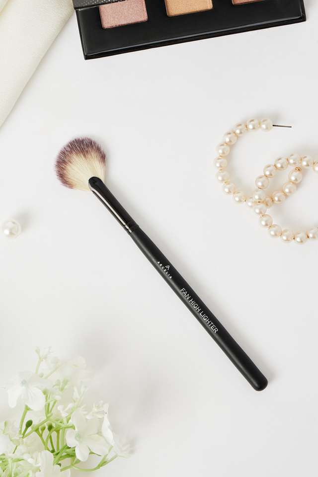 Fan-Highlighter-Brush