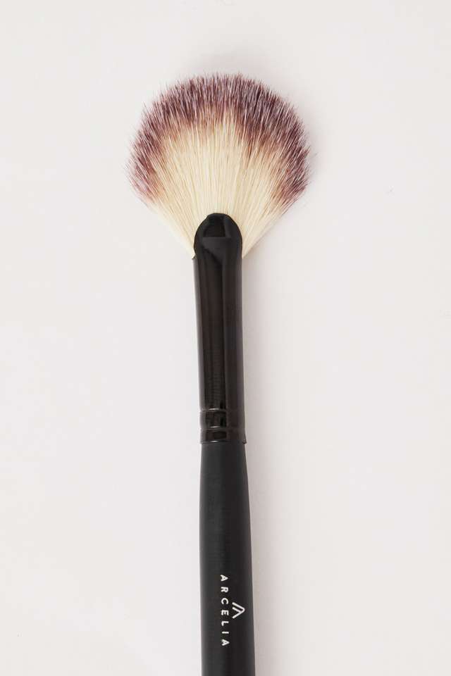Fan-Highlighter-Brush