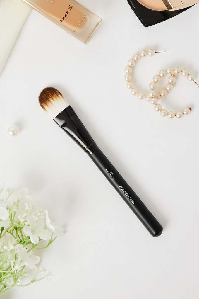 Hi-Definition-Foundation-Brush