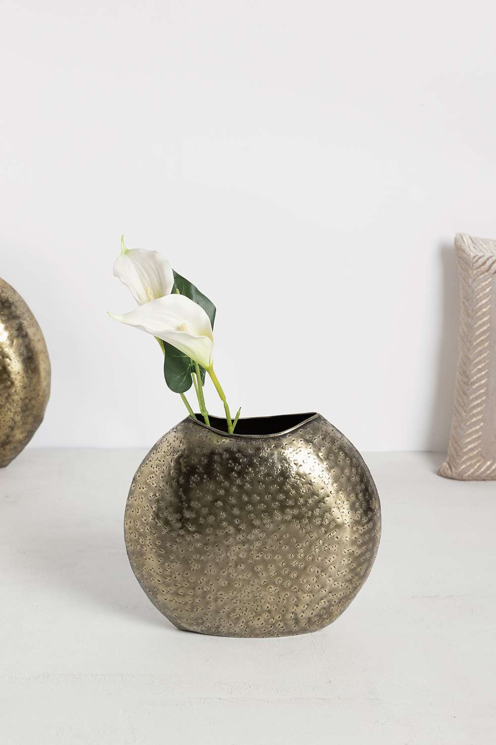 Modern-Luxe-siesta-antique-round-vase-gold-25-cm