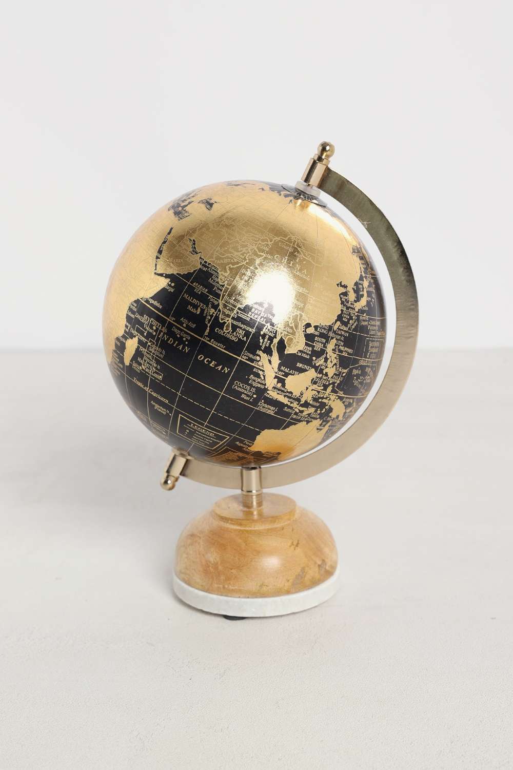 Tuscan-wood-base-black-globe