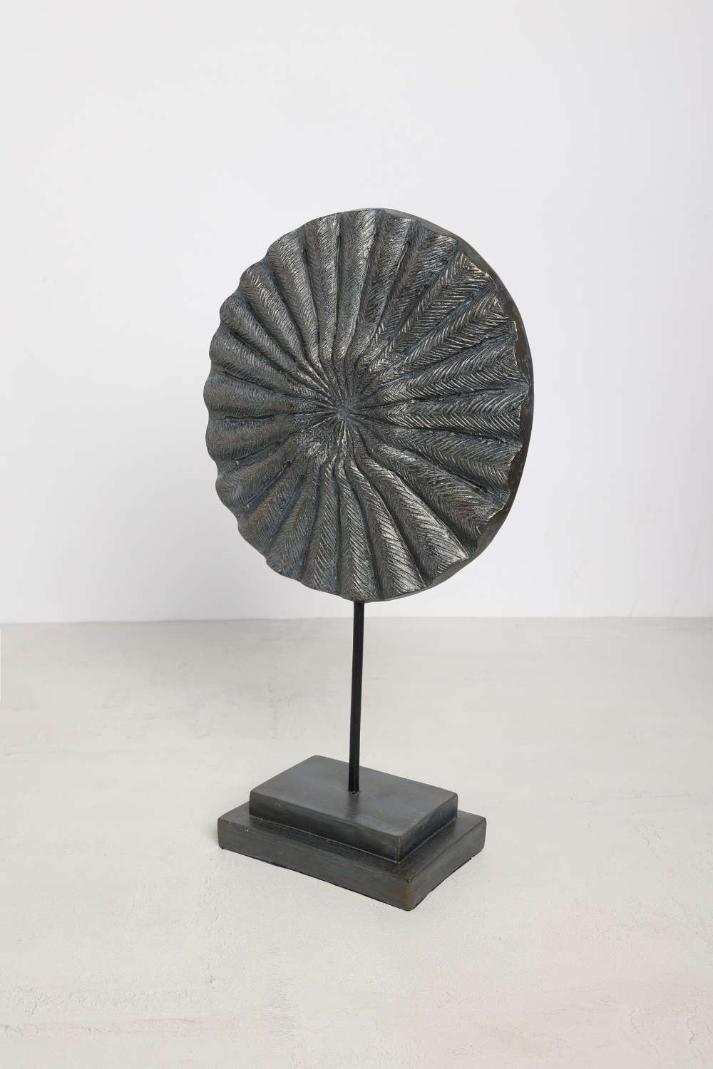 Modern-Luxe-Polyresin-Disc-Objet---49-cm
