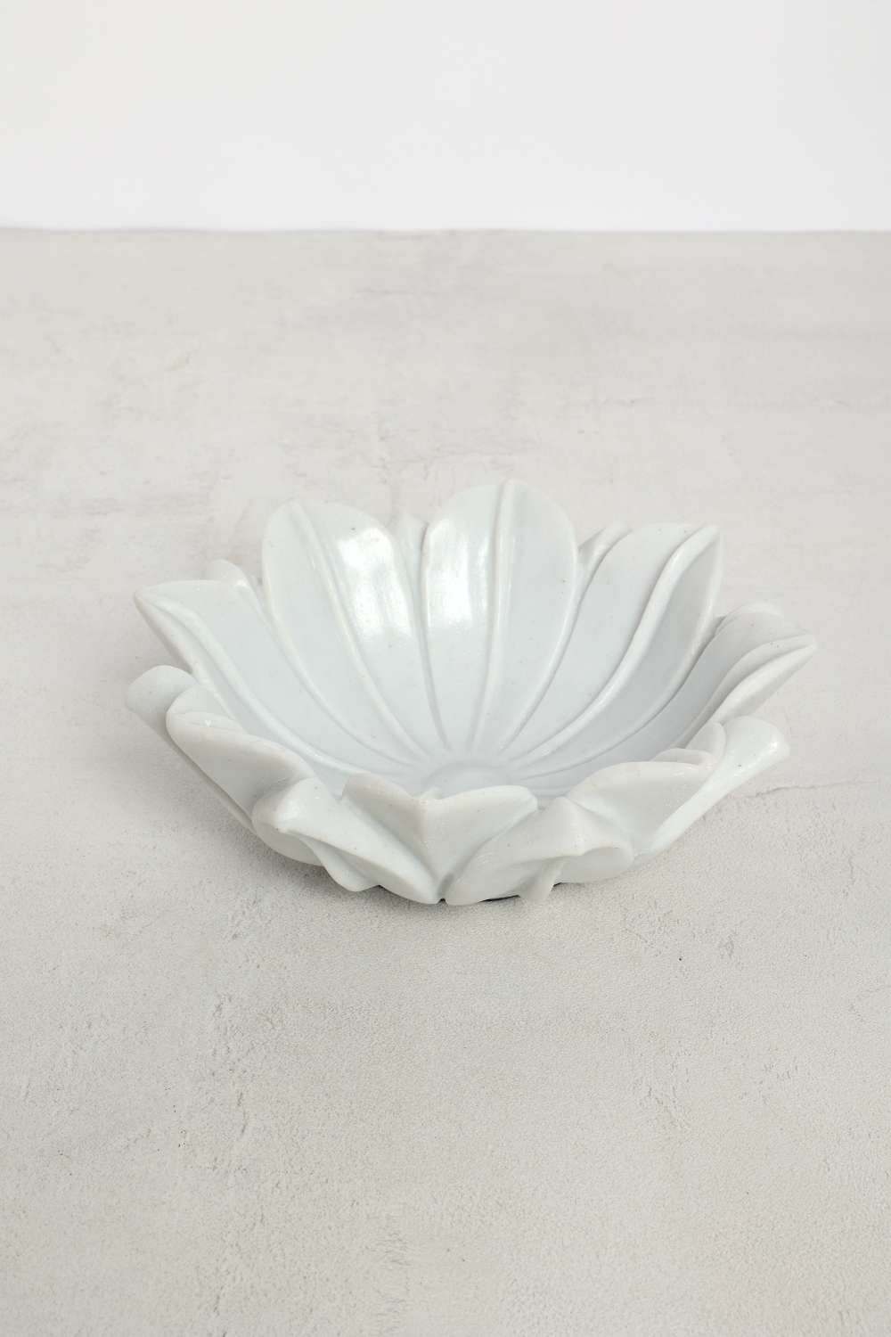 Zenith-Tarini-Polyresin-Stone-Lotus-Urli---21-cm