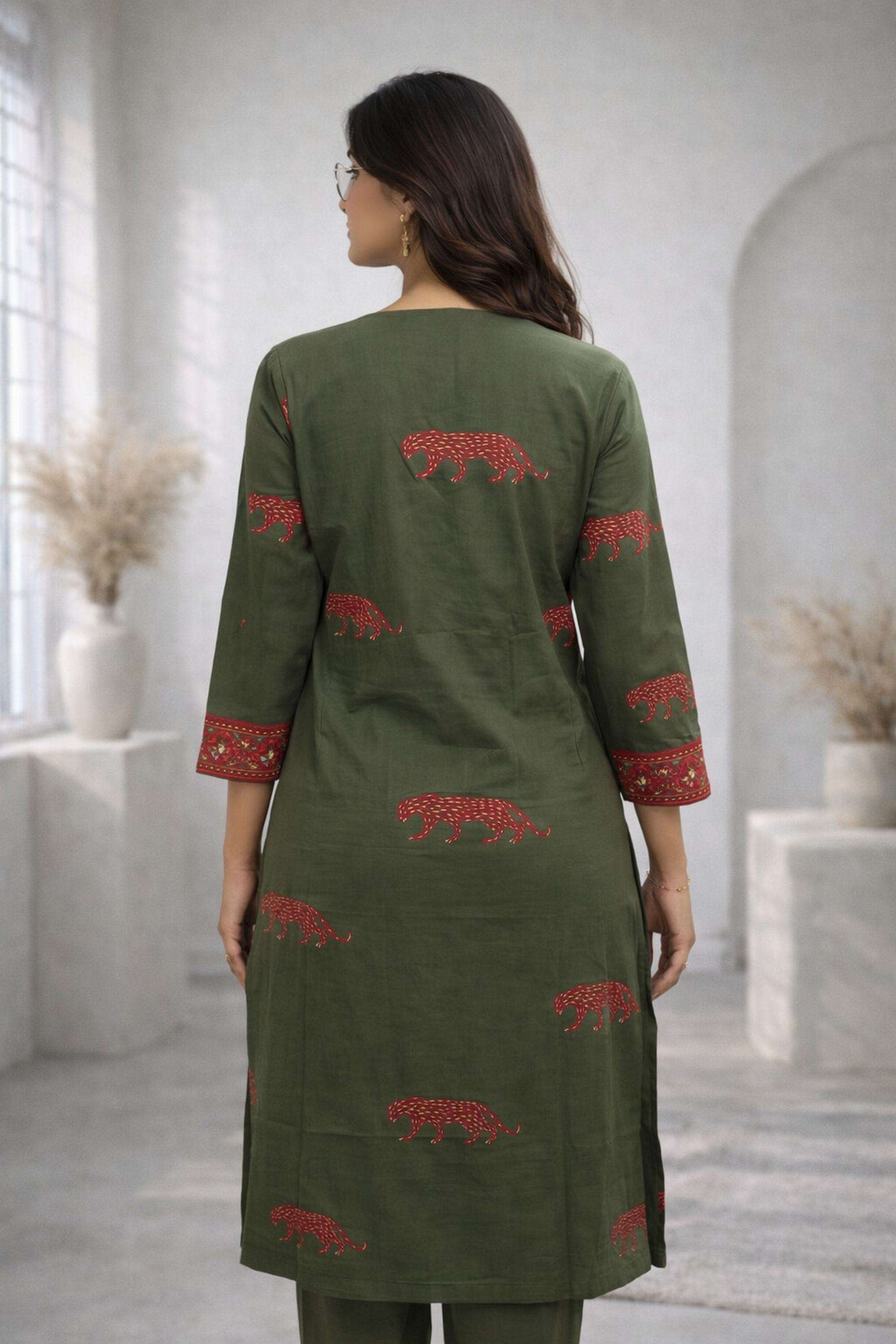 Printed-Round-Neck-Cotton-Blend-Women-Kurta-with-Pant
