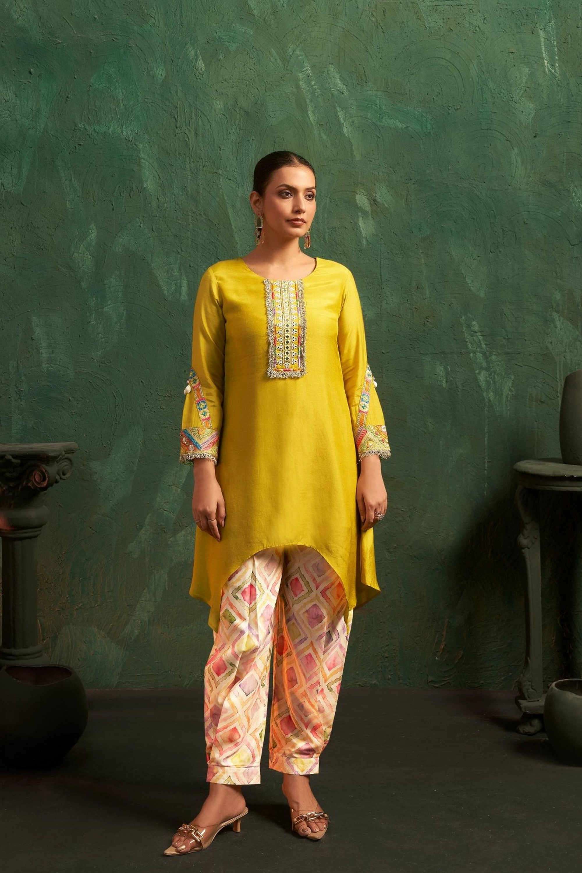 Embellished-Round-Neck-Muslin-Women-Kurta-with-Pant