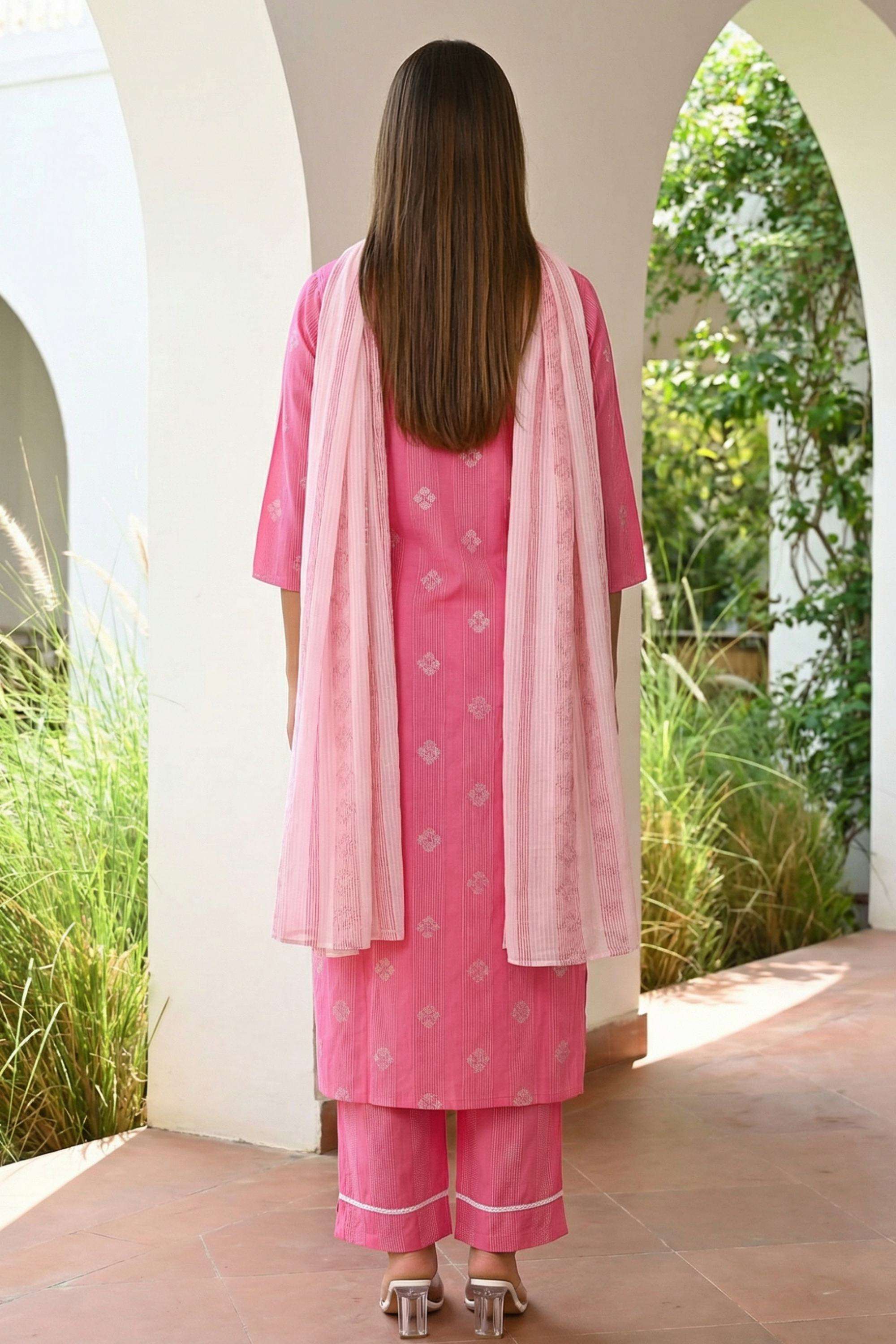 Geometric-Print-Cotton-Blend-V-Neck-Women-s-Festive-Wear-Kurta-Set