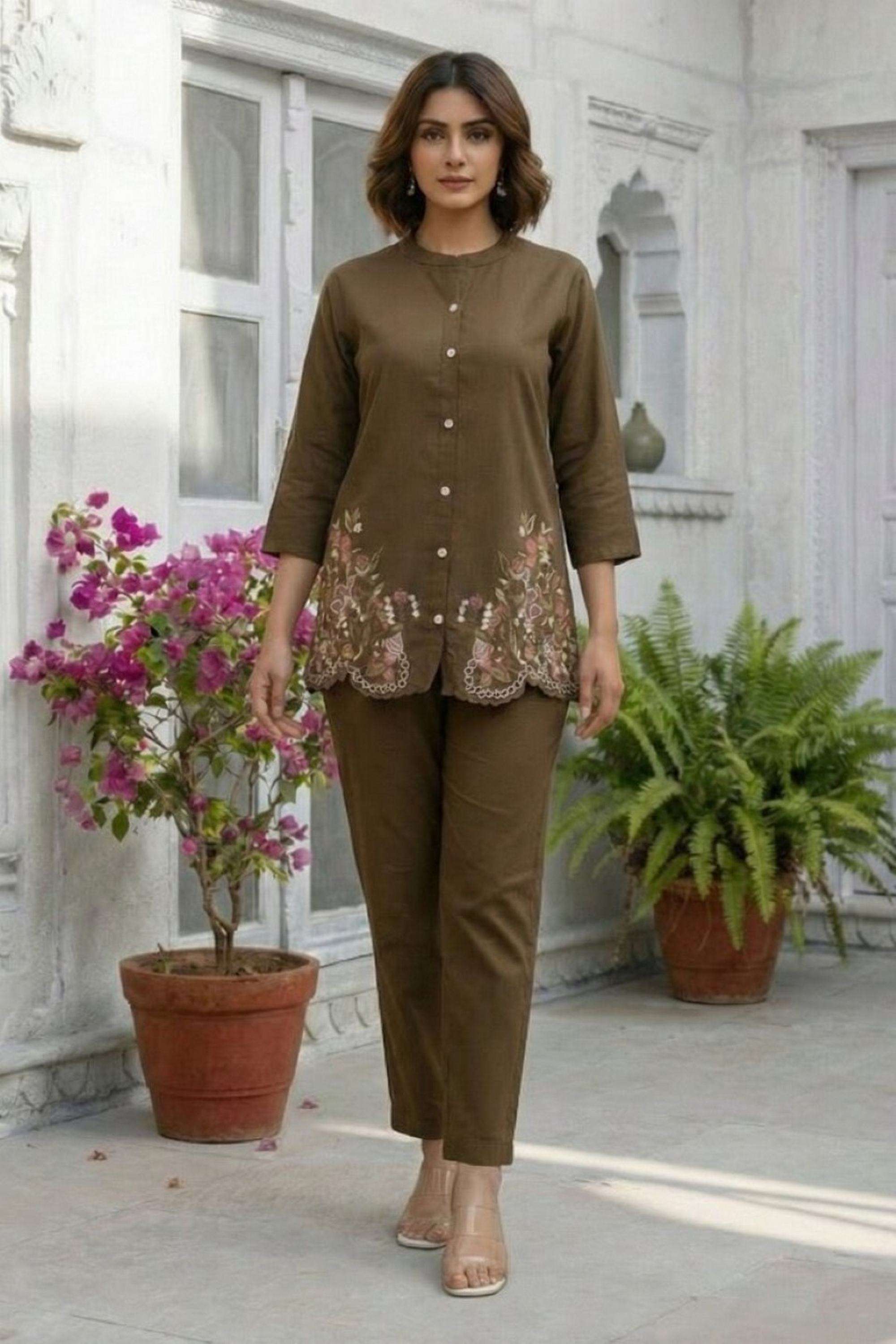 Embroidered-Cotton-Blend-Collared-Women-Kurta-with-Pant