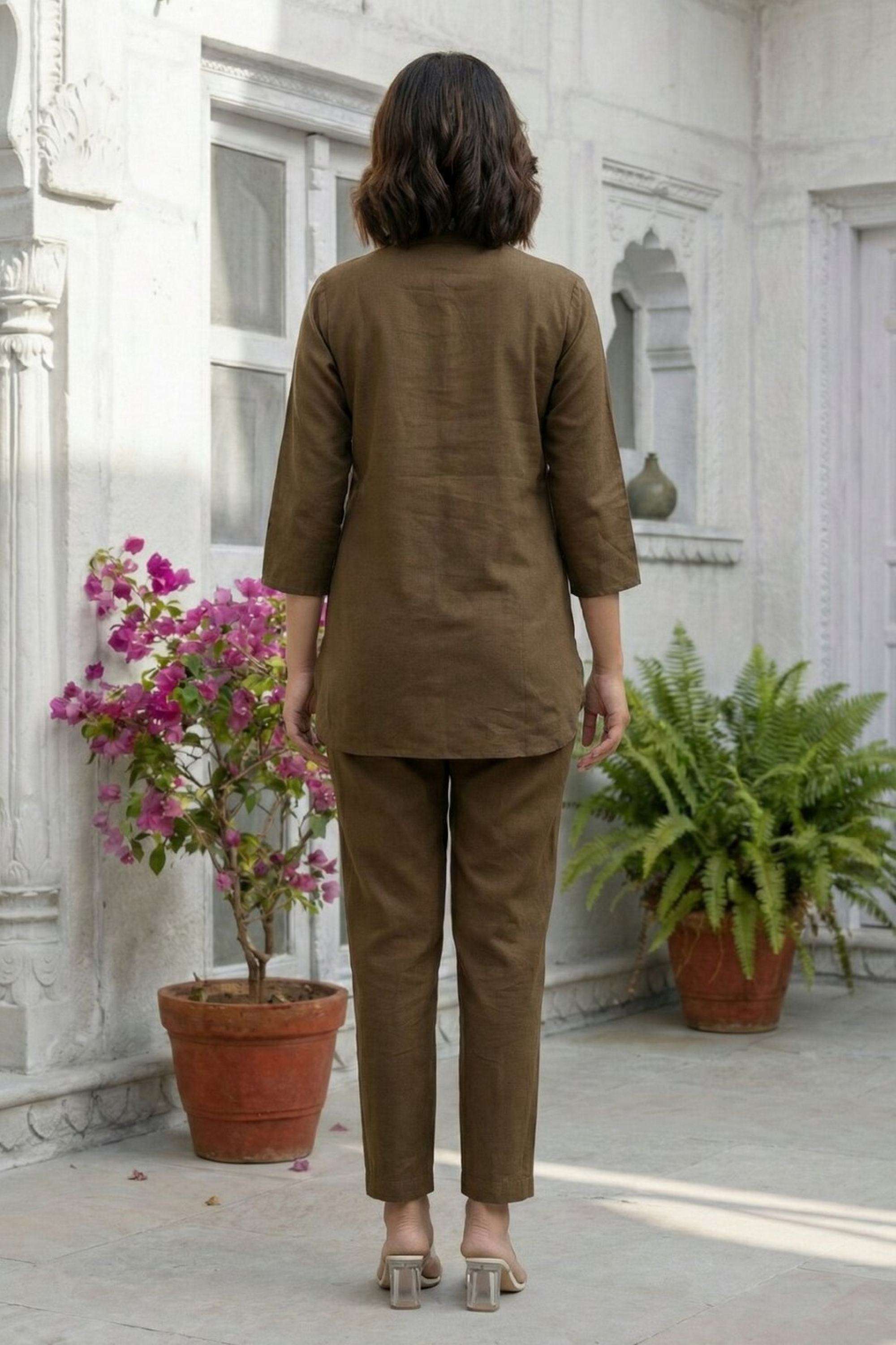 Embroidered-Cotton-Blend-Collared-Women-Kurta-with-Pant