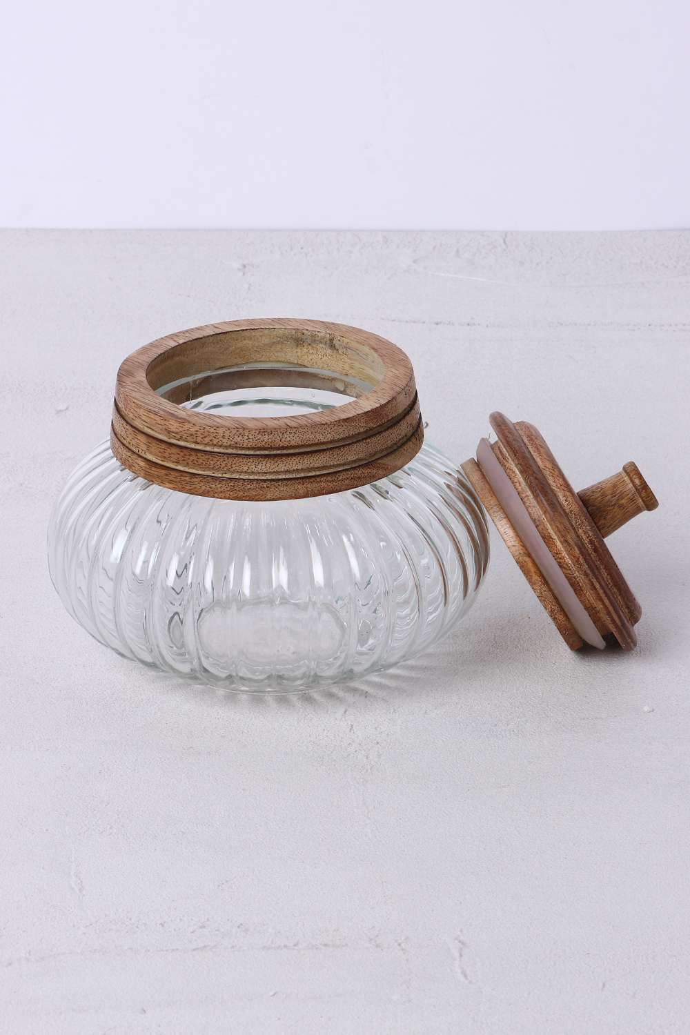 Fluted-Glass-Container-With-Wooden-Lid720Ml