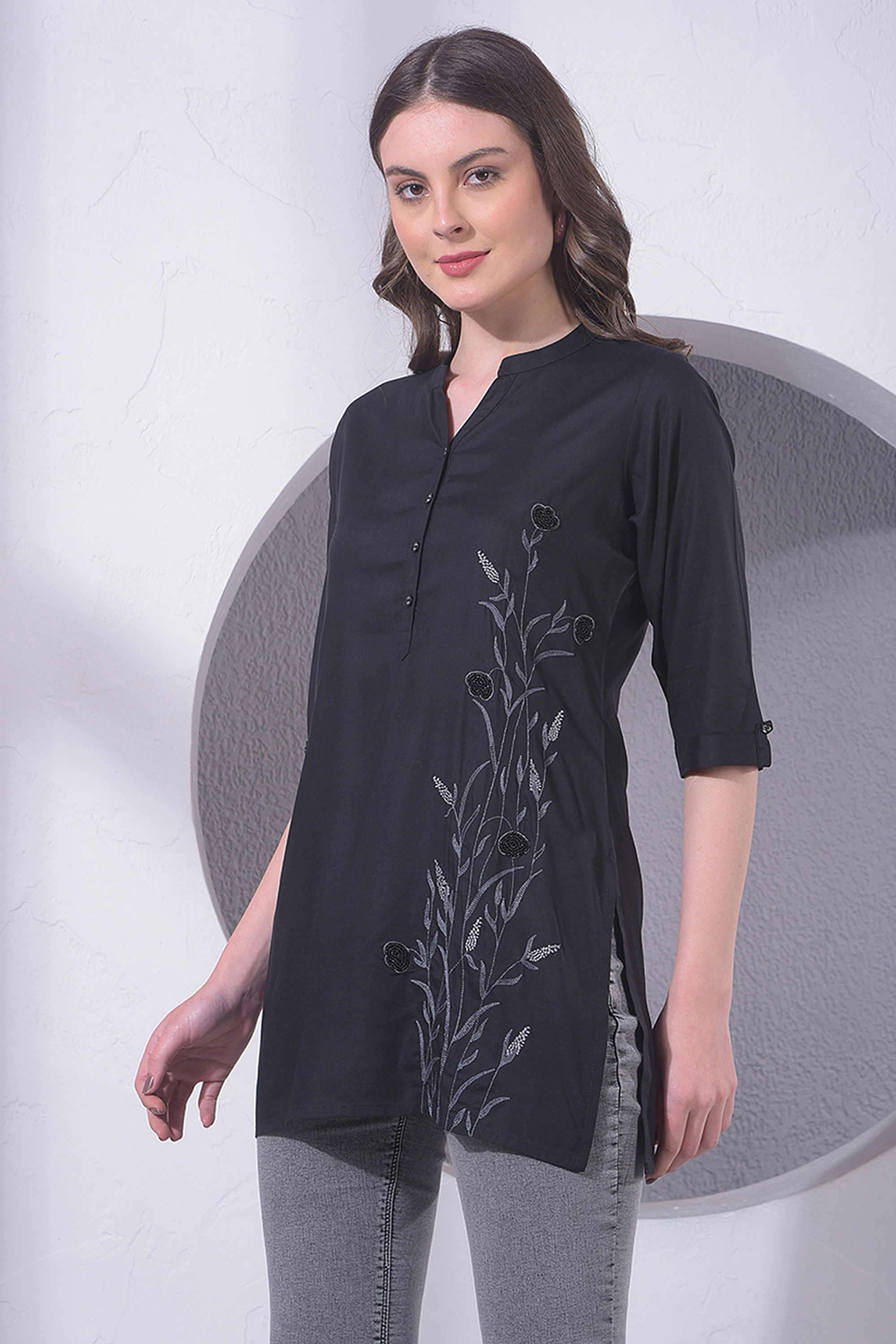 crimsoune club Embroidered Viscose V-Neck Women's Top-picture-16