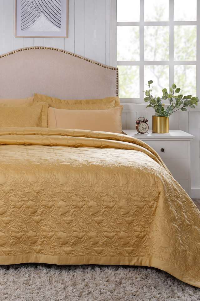 Twirls-&-Swirls-Gold-Double-Quilt