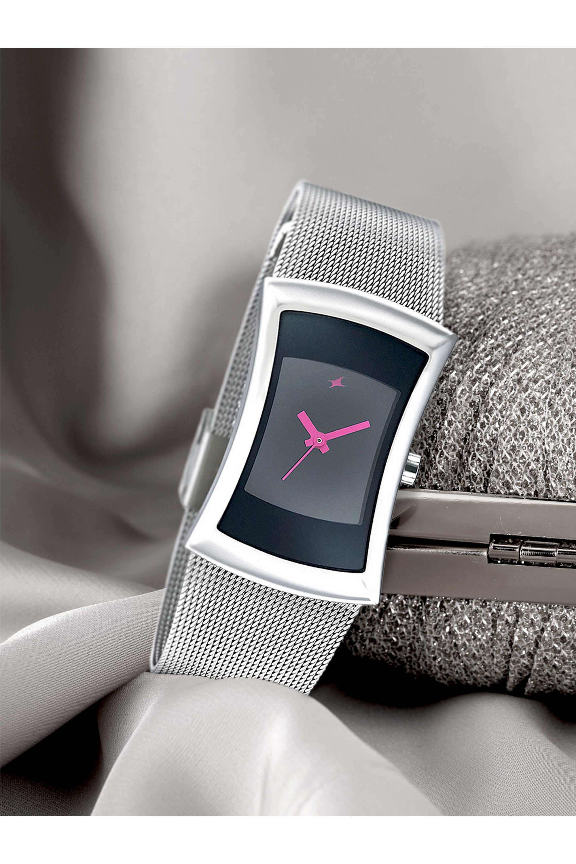 24.9-mm-Analogue-Quartz-Watch-For-Girls---Black-Dial-with-Silver-Metal-Strap-(NT6093SM01)