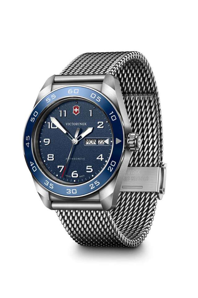 Swiss-Army-Men-s-42-mm-Analogue-Quartz-Watch---Blue-Dial-with-Silver-Metal-Strap-(242042)