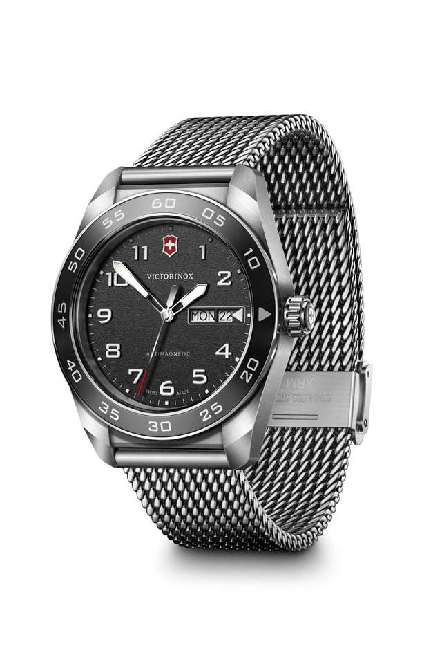 Swiss-Army-Men-s-42-mm-Analogue-Quartz-Watch---Black-Dial-with-Silver-Metal-Strap-(242043)